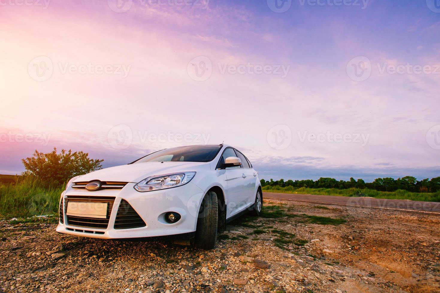 el auto deportivo blanco en la naturaleza. foto