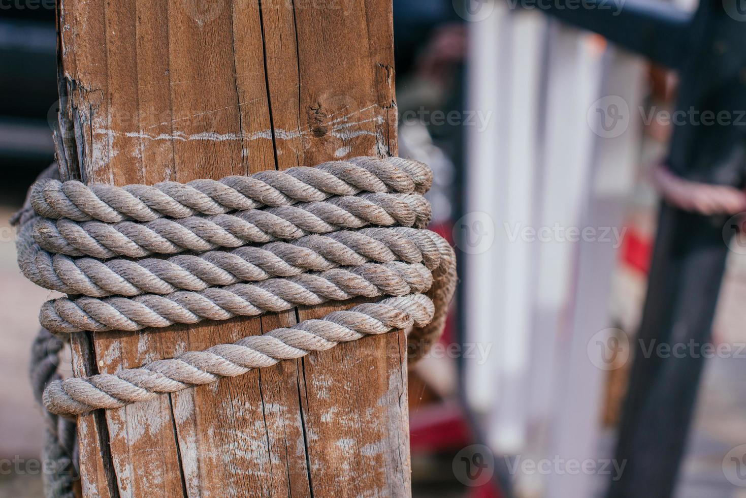 Posts rope around photo