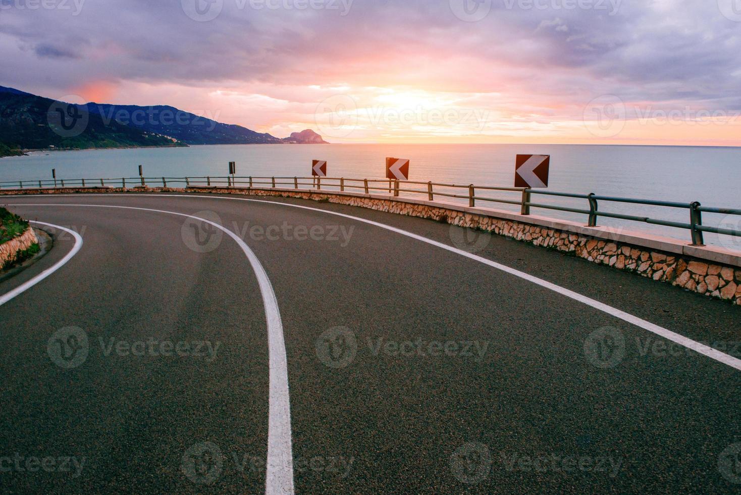 camino a lo largo del mar foto