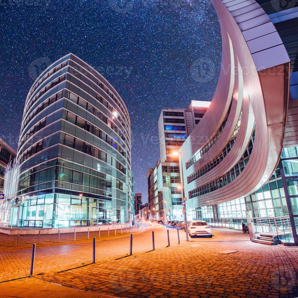 ciudad de noche dusseldorf. Alemania. foto