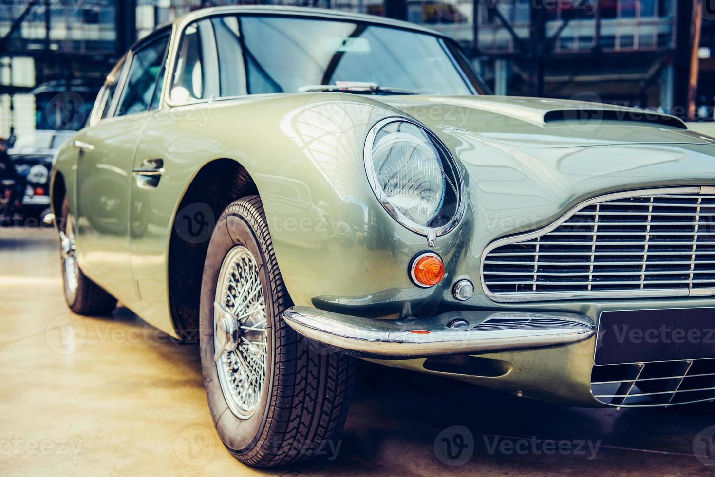 Primer plano de los faros y el paragolpes delantero en automóviles antiguos foto