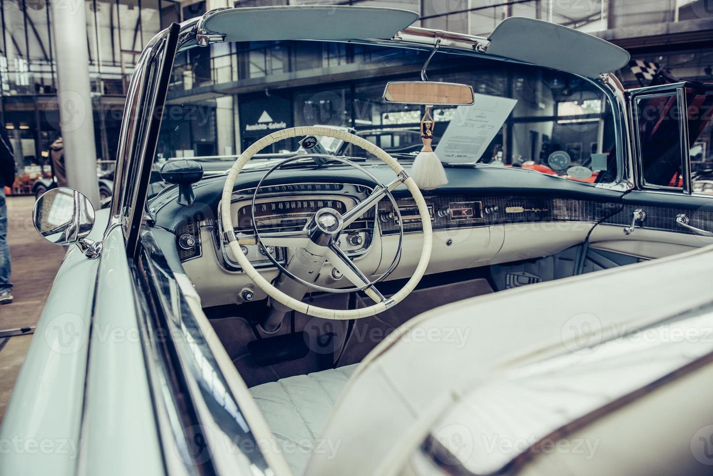 interior retro del automóvil antiguo foto