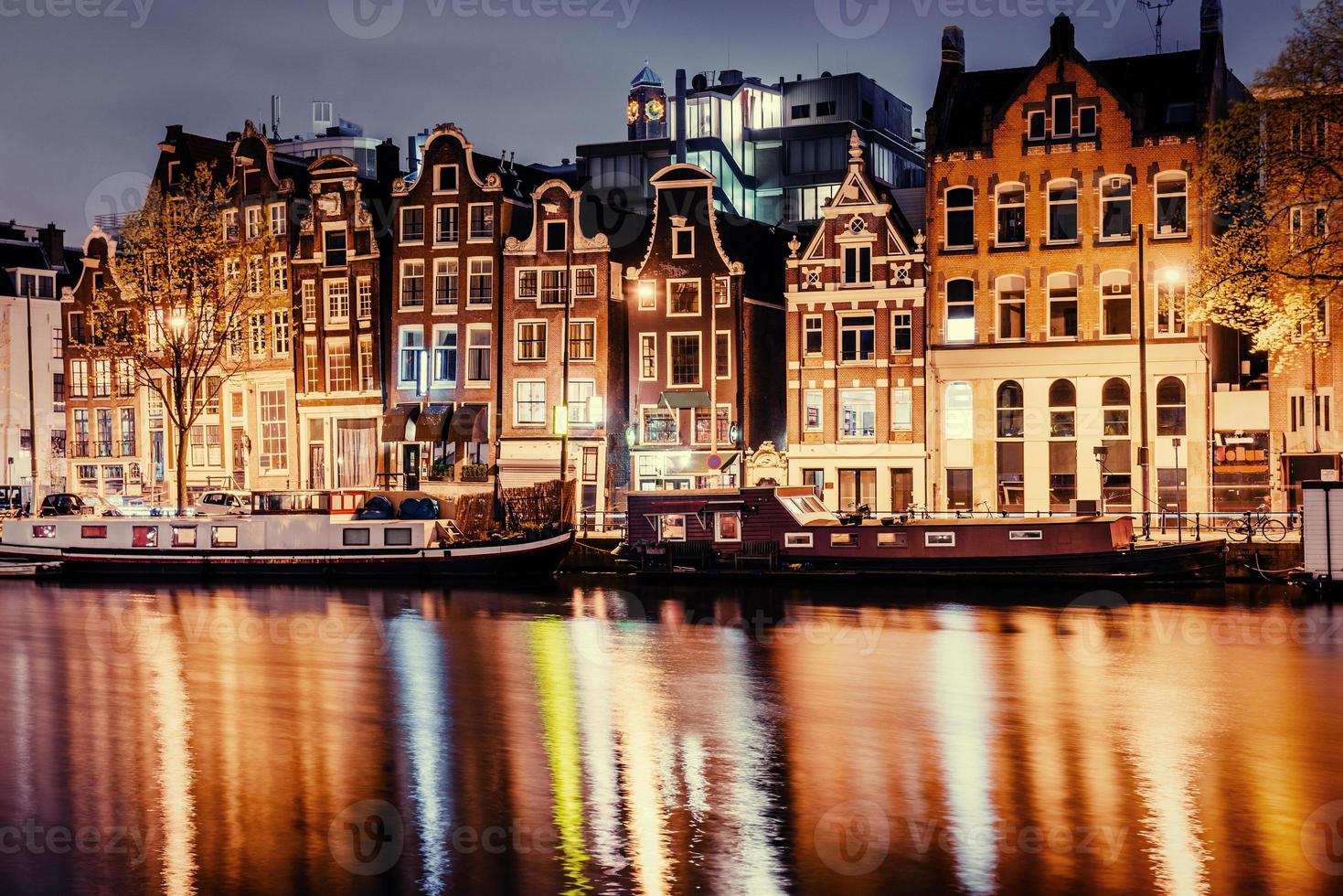 hermosa noche en amsterdam. iluminación de edificios foto