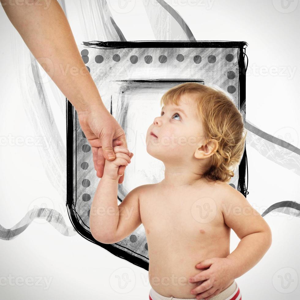 manos de la madre y el bebé aislado sobre fondo blanco. foto