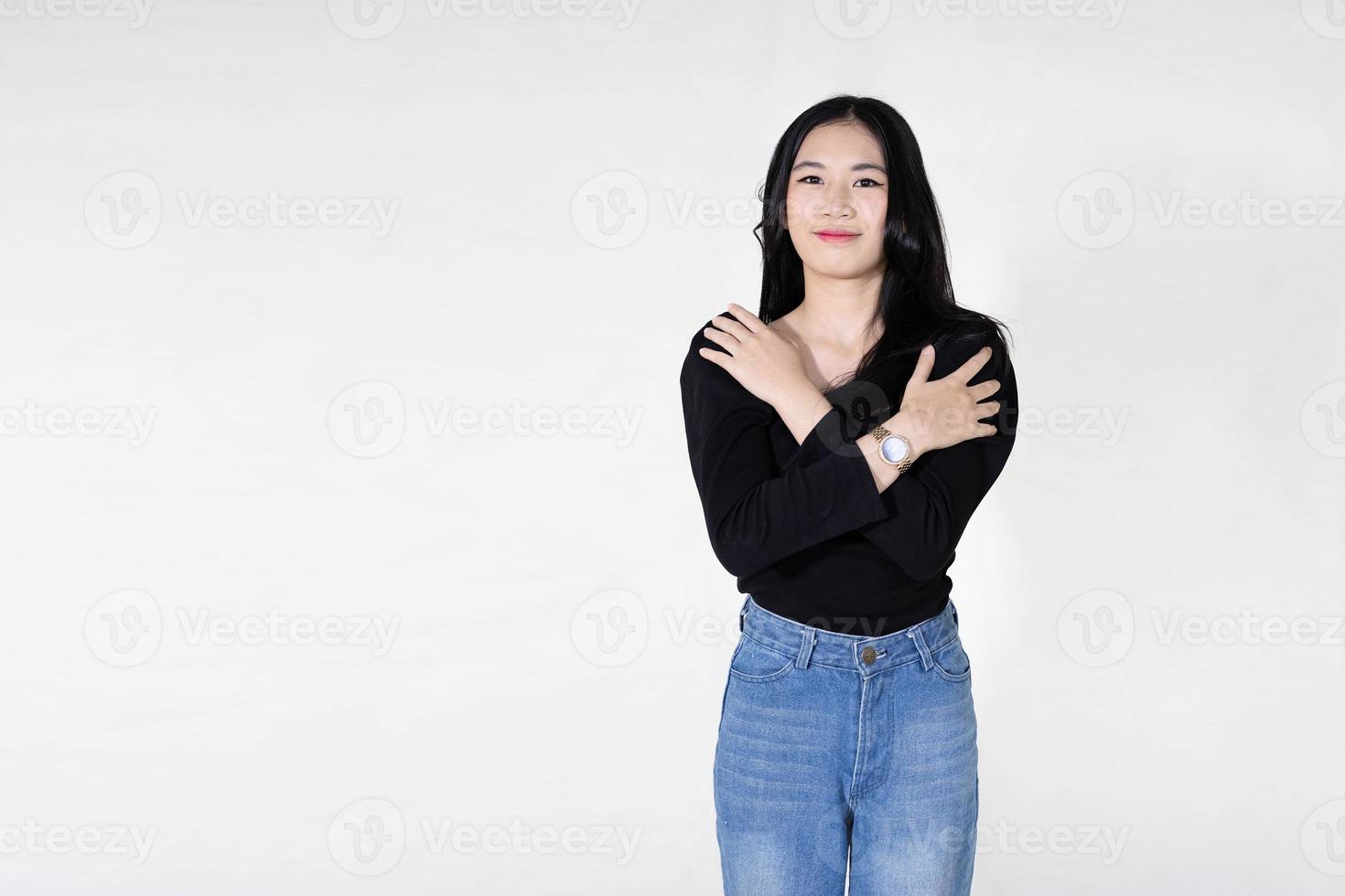 mujer adulta joven satisfecha promociona el producto, señalando y mirando a la izquierda con una sonrisa feliz y encantada como recomendación foto