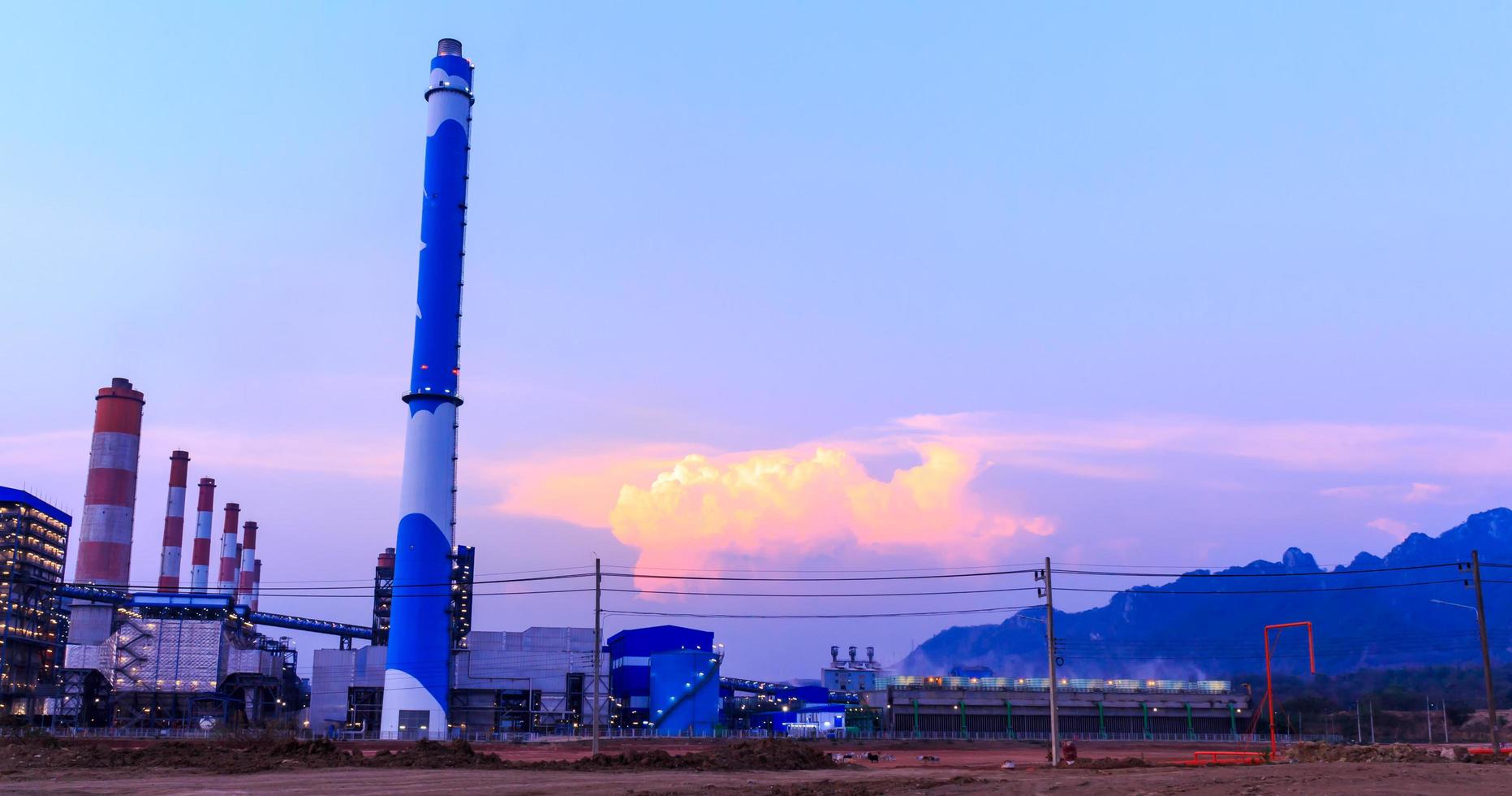 chimenea de la planta de energía al atardecer foto