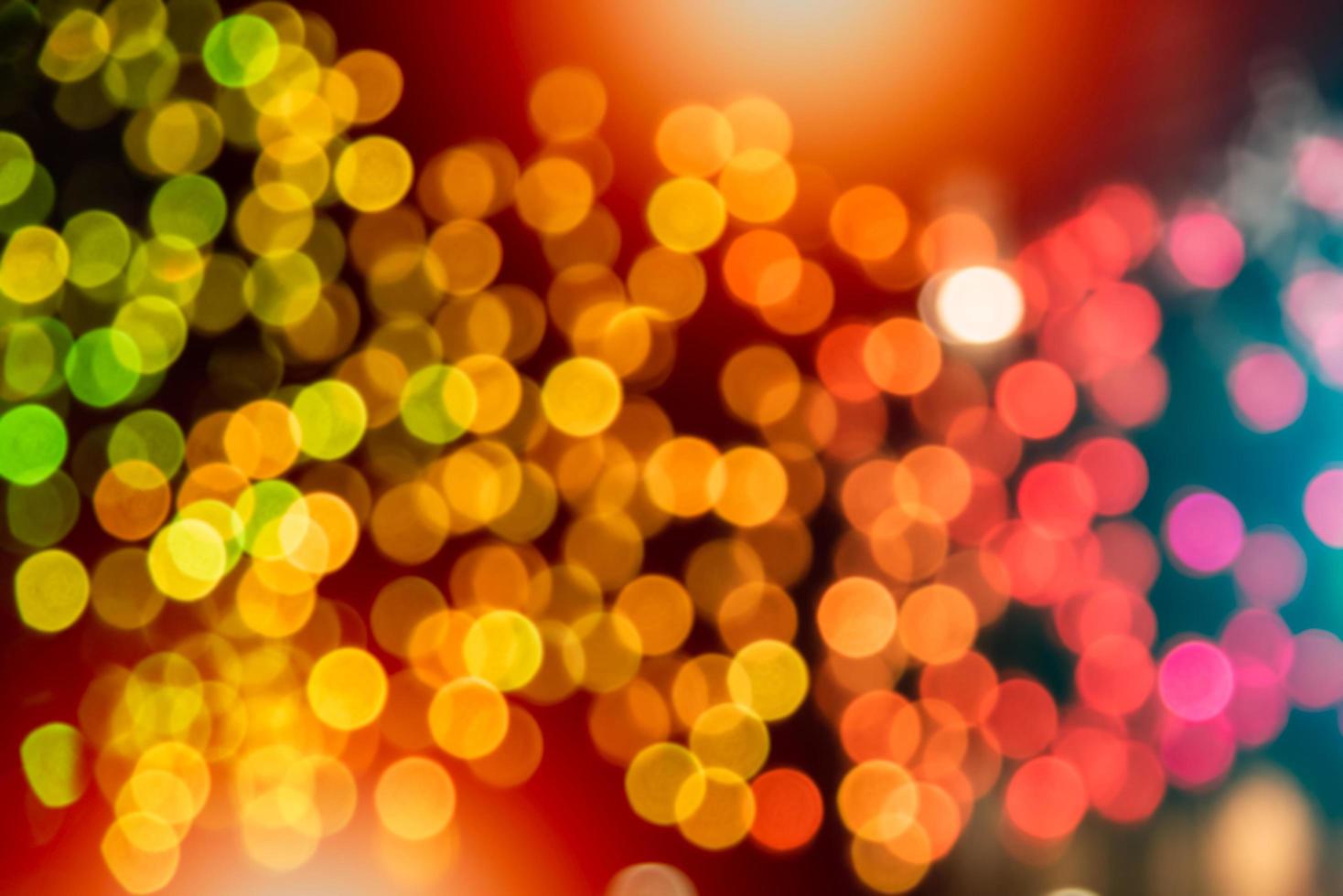 Fondo de efecto de luces bokeh mágicas abstractas, negro, brillo dorado para Navidad, para su pancarta, publicación. brillantes estrellas doradas de uso bokeh para celebrar el fondo. foto