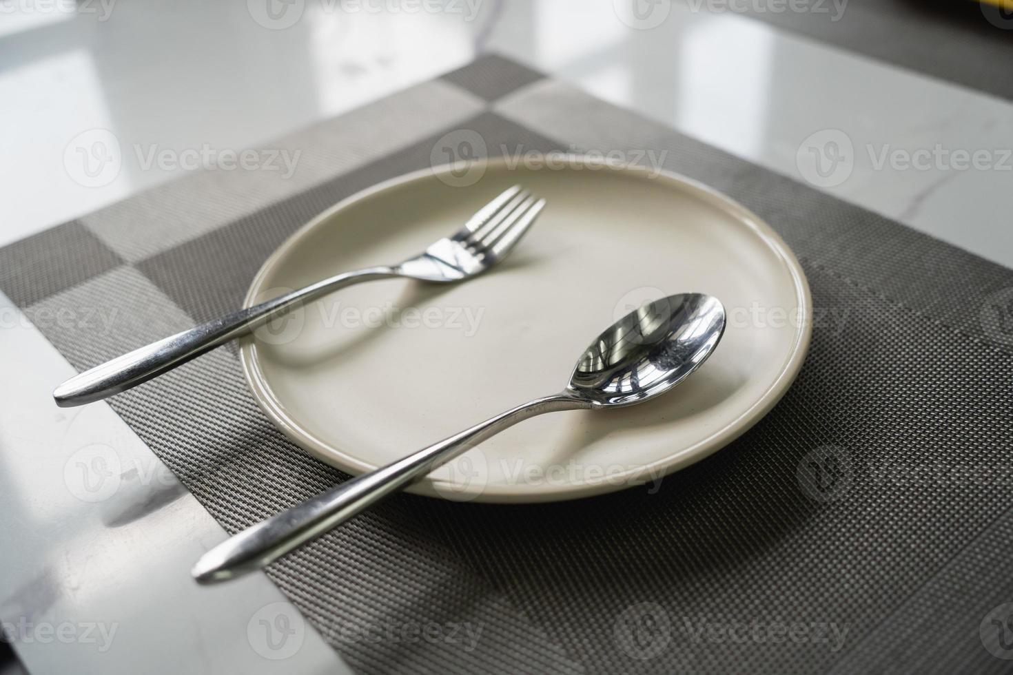 cuchara de plato vacío y tenedor en la mesa en el restaurante. foto