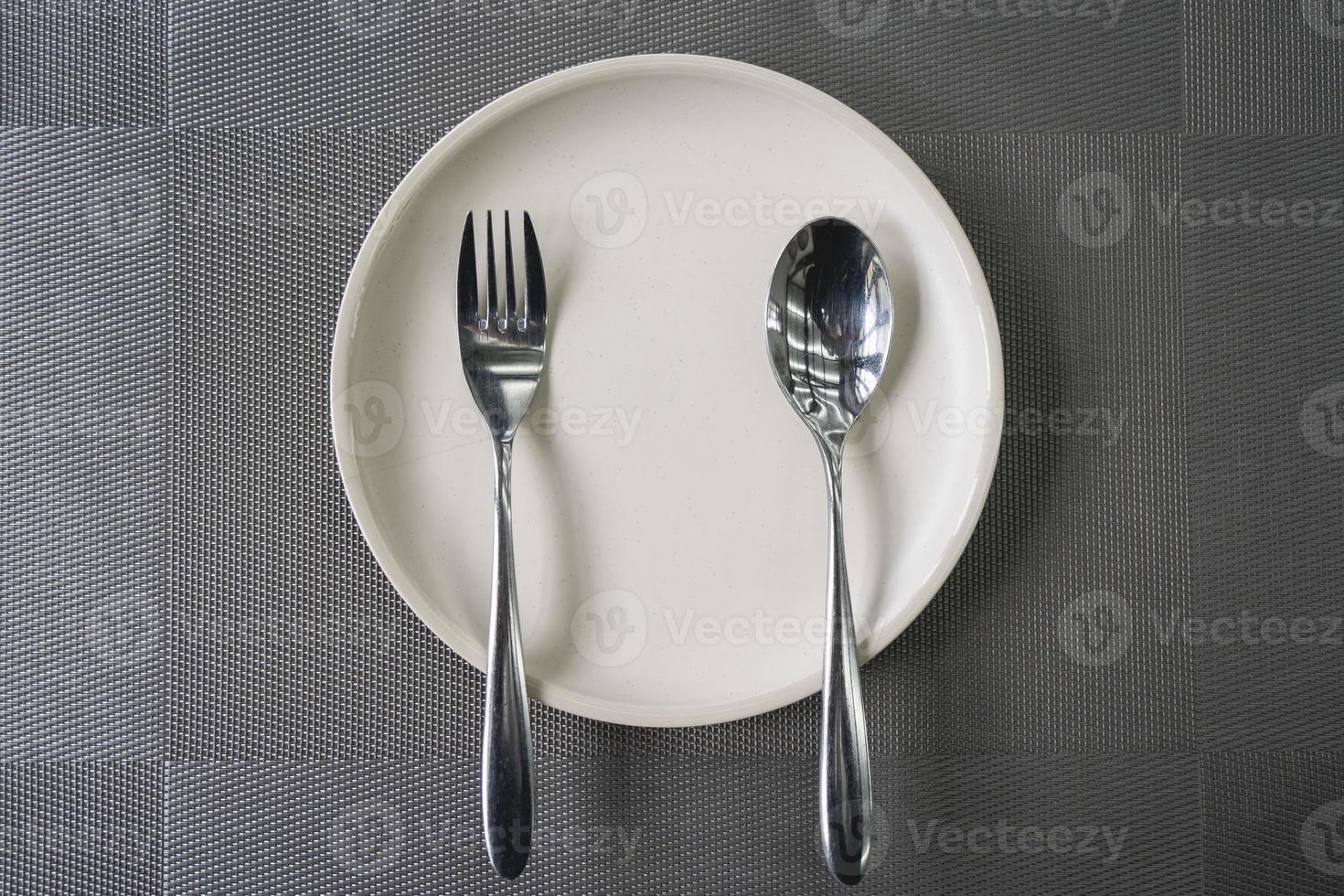 cuchara de plato vacío y tenedor en la mesa en el restaurante. foto