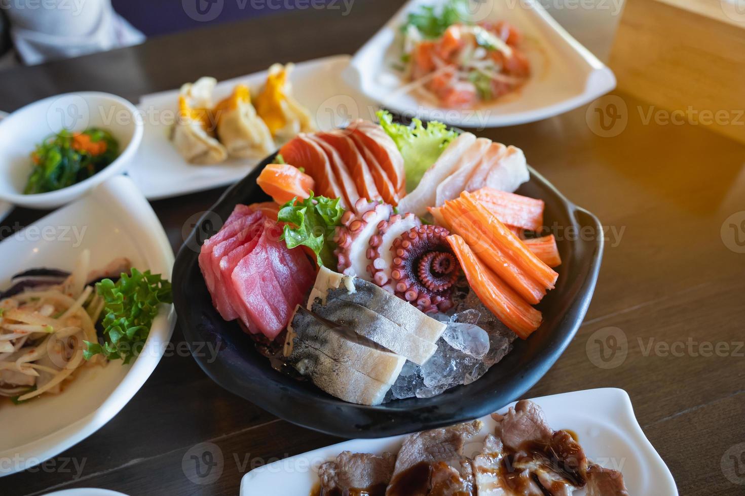 comida japonesa sashimi, juego de sashimi. salmón, wasabi, pescado. concepto de restaurante de comida. foto