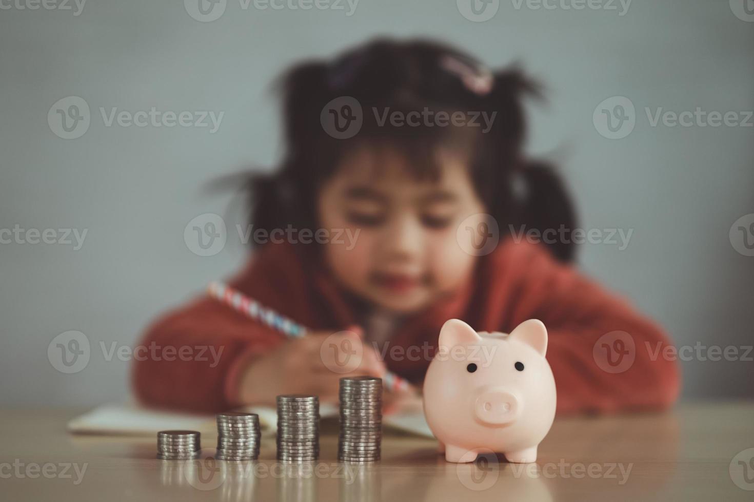 familia ahorrando dinero. la hija de una niña asiática planea pasar el futuro en serio, finanzas y ahorro, familia y concepto financiero. foto