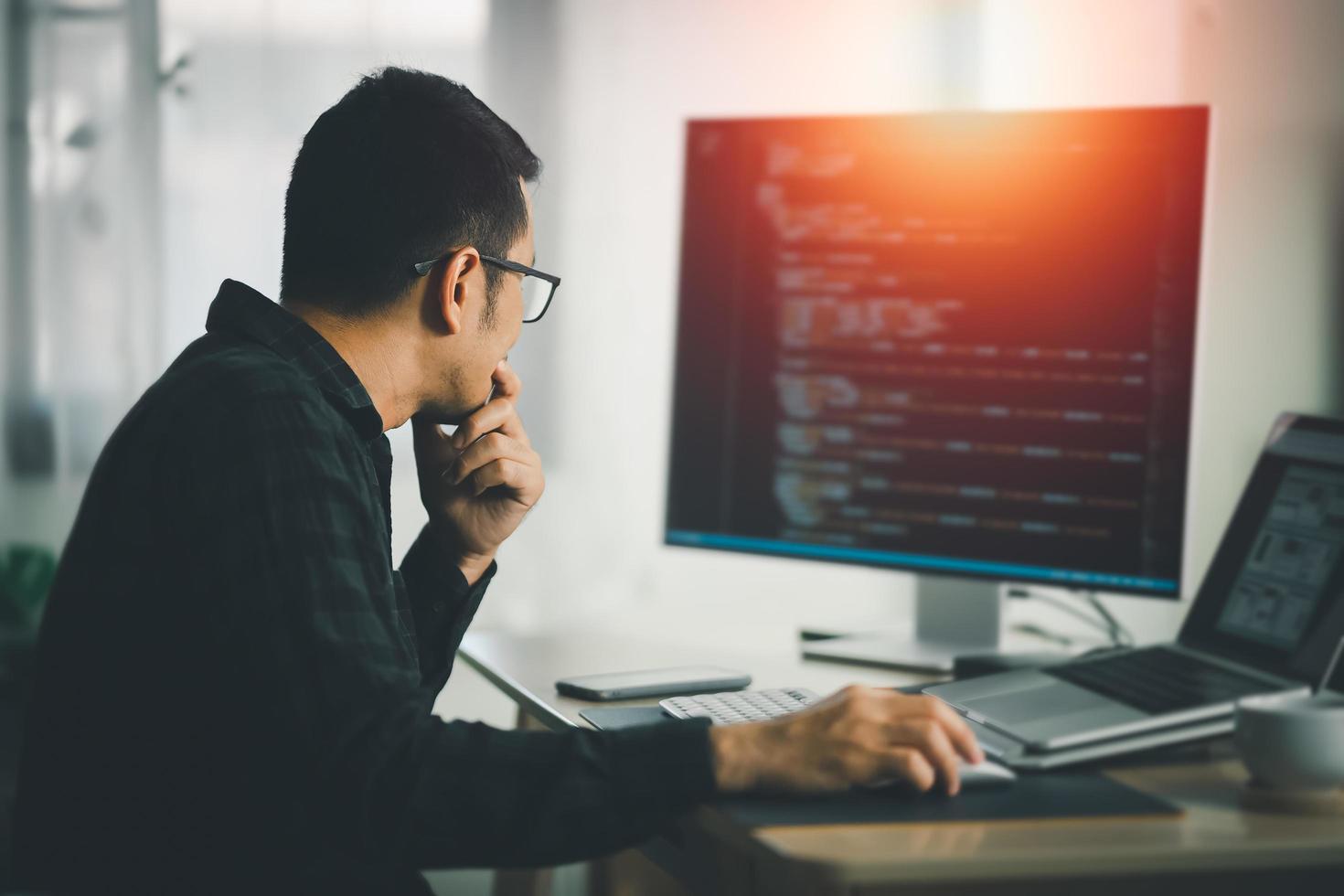 desarrollador de software que trabaja en una computadora portátil en la  oficina en casa. programador trabajando en desarrollo de aplicaciones web.  concepto de programación de software 6697113 Foto de stock en Vecteezy