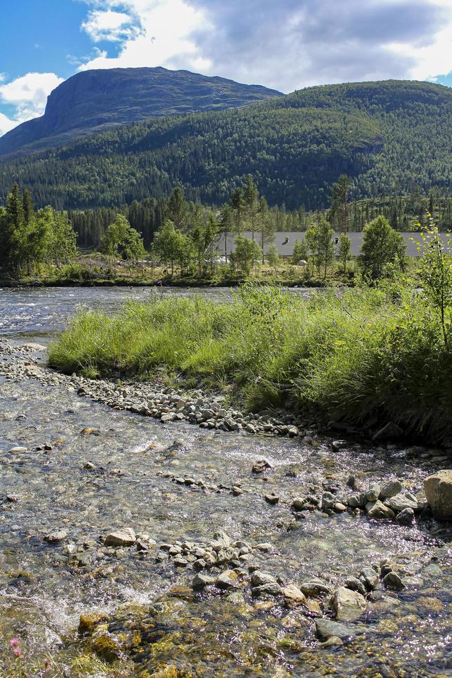 que fluye hermoso río lago hemsila con panorama montañoso, hemsedal, noruega. foto