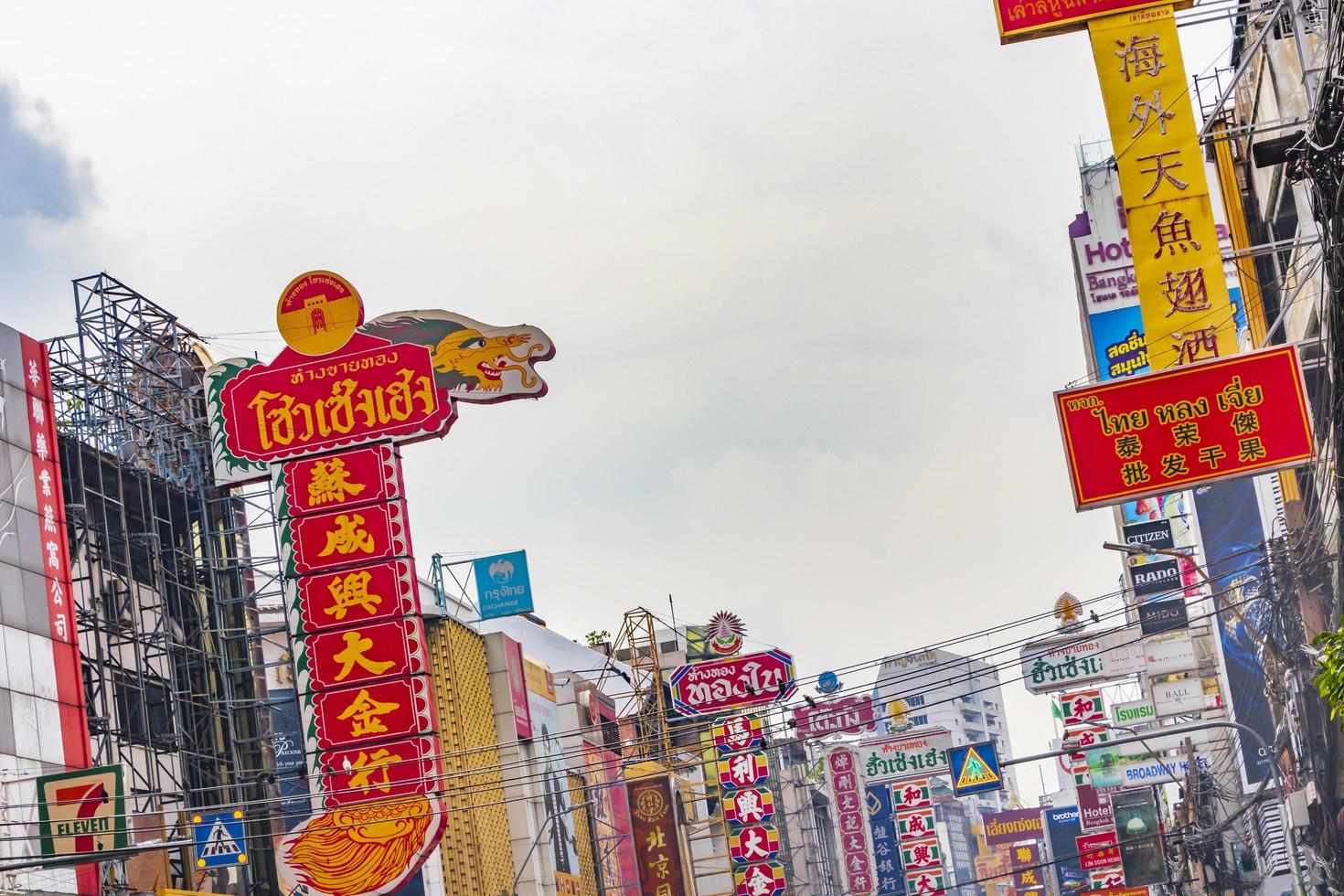 bangkok, tailandia, 22 de mayo de 2018, típicas y coloridas calles comerciales, ciudad china, yaowarat road, bangkok, tailandia. foto