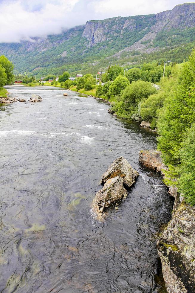 que fluye hermoso río lago hemsila con panorama de montaña en noruega. foto