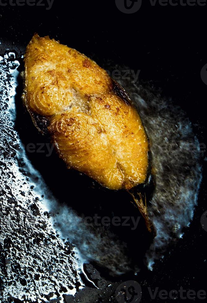 trozos de caballa fritos en una sartén foto