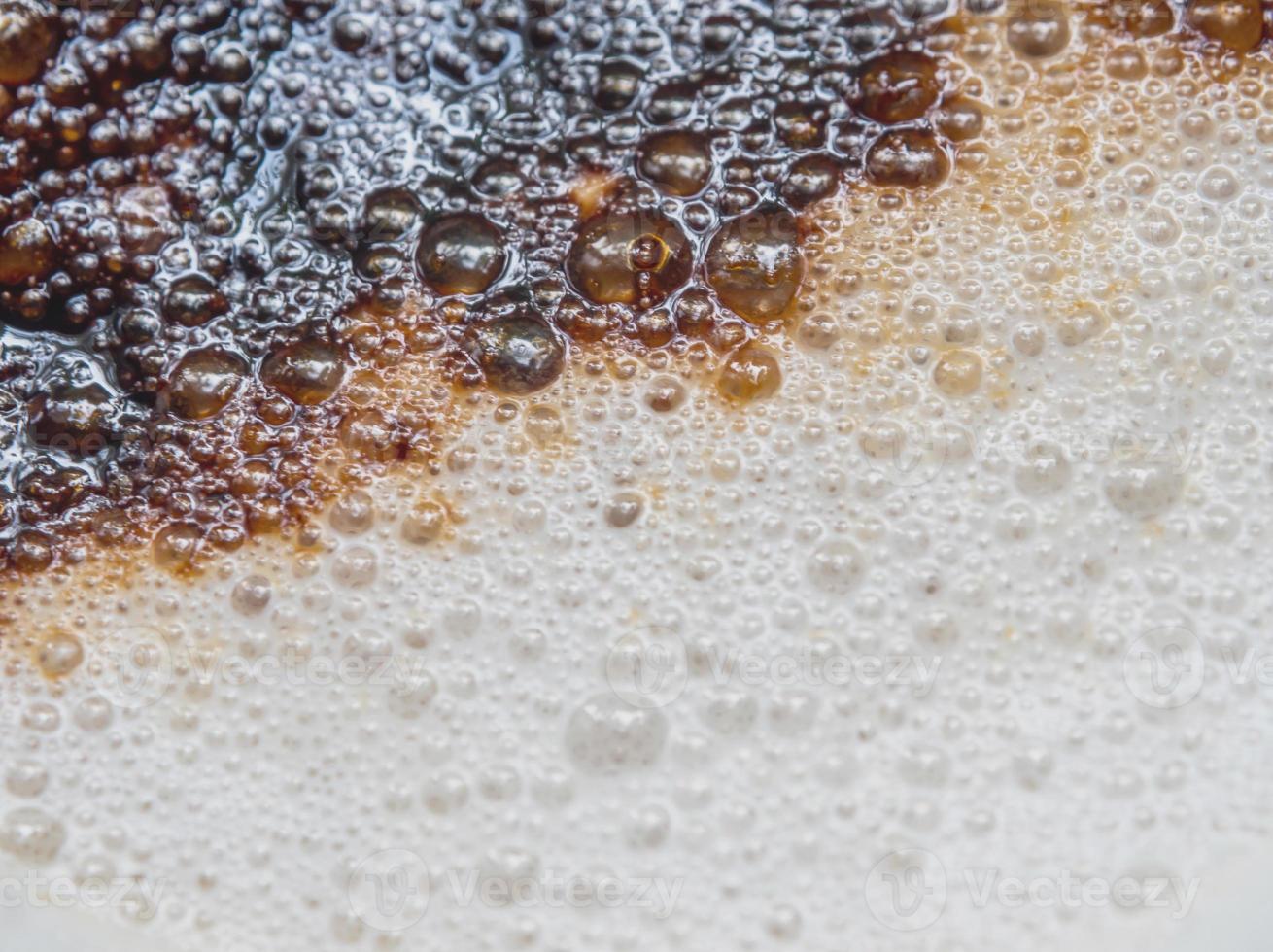 Soft white milk foam in a coffee cup And the dark brown color of the coffee powder sprinkled on it photo