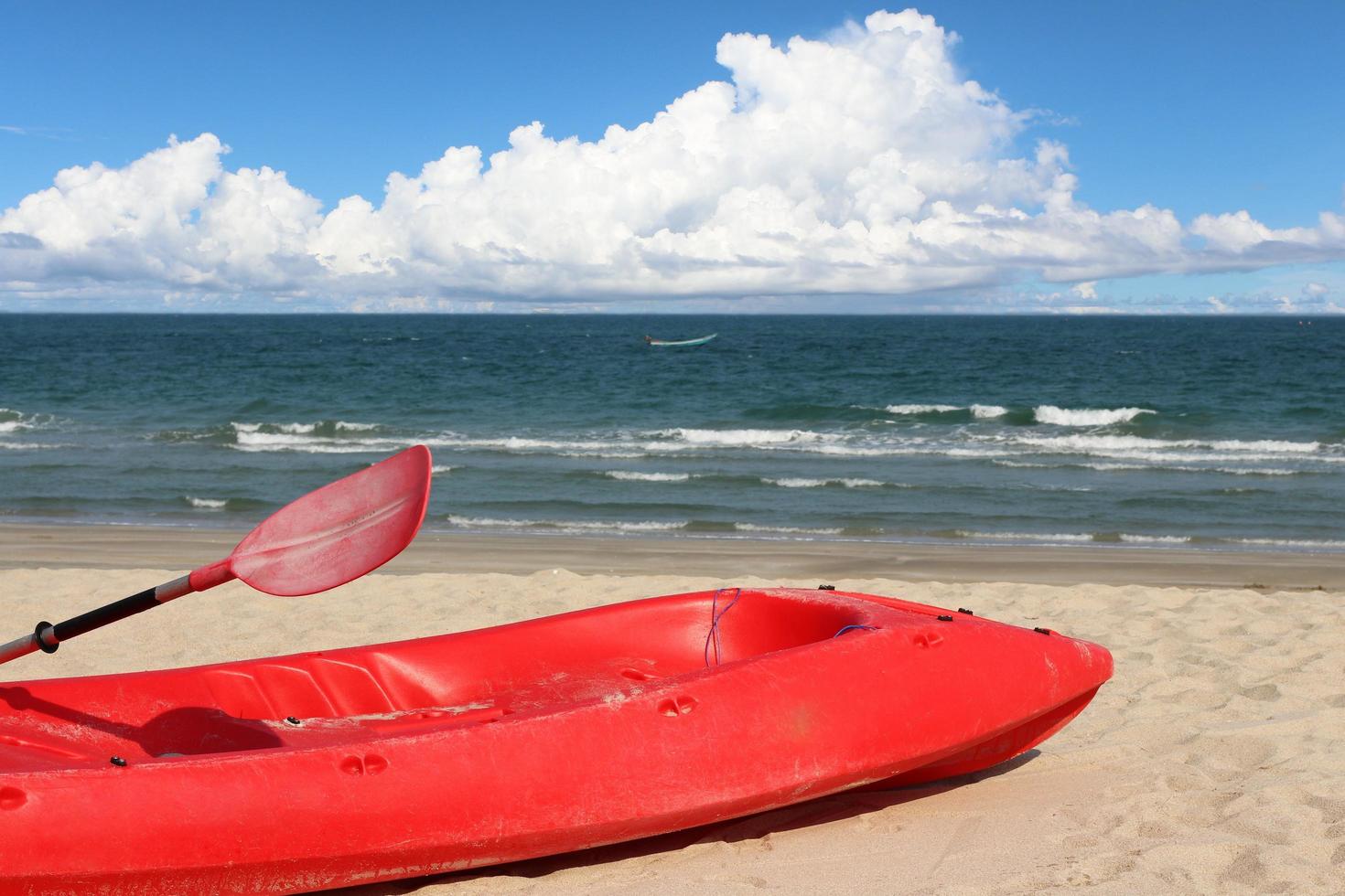 kayaks en la playa de arena para el turismo. foto