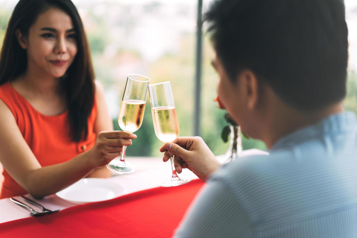 pareja de amantes asiáticos adultos hombre y mujer cenando en el restaurante el día festivo. foto