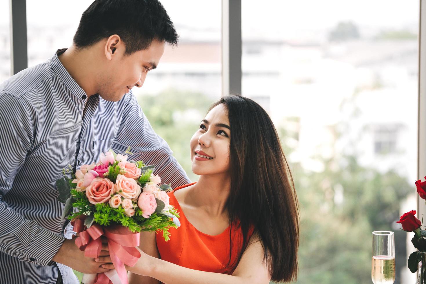 hombre pareja mano sostenga un romántico ramo de flores regalo dárselo a la novia. foto