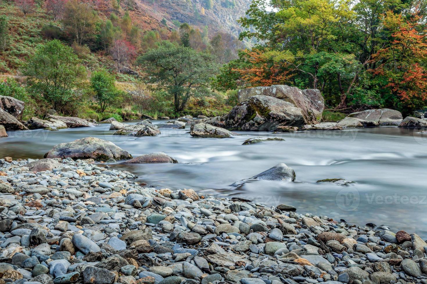vista a lo largo del río glaslyn en otoño foto
