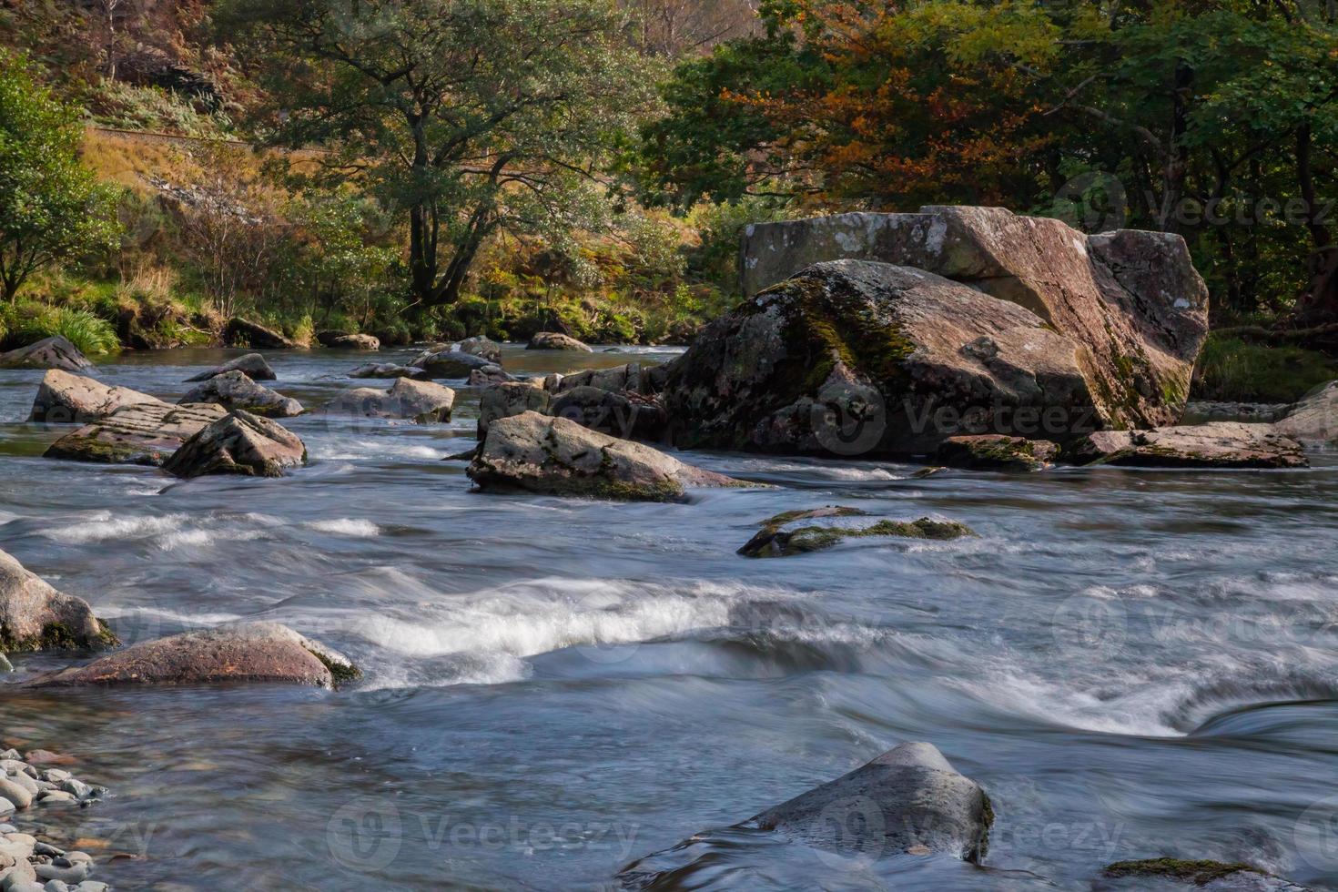 vista a lo largo del río glaslyn en otoño foto