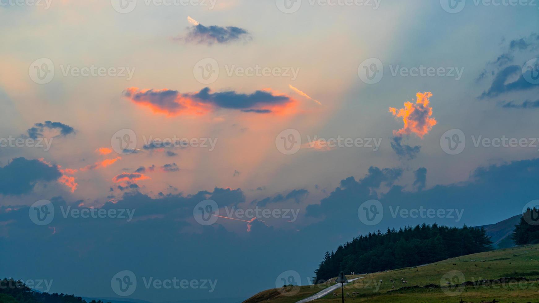 cielo al atardecer en el parque nacional yorkshire dales cerca de malham foto