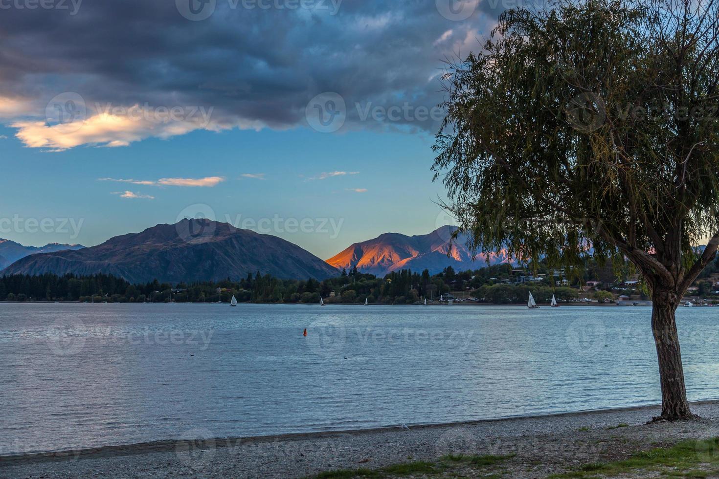 navegando en el lago wanaka foto