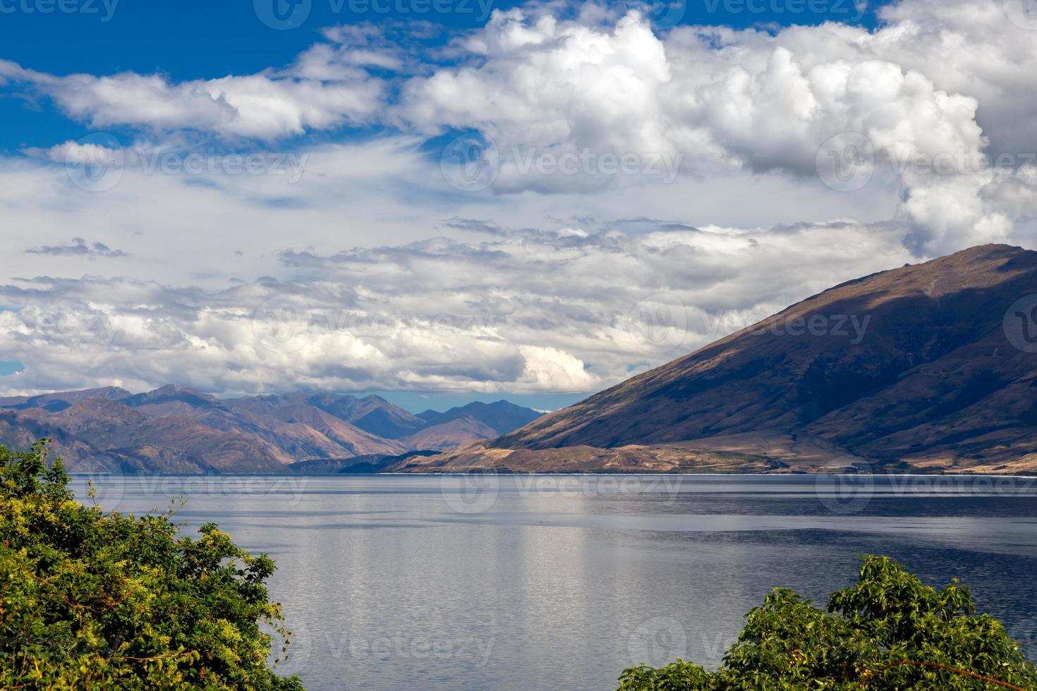 vista panorámica del lago wanaka en verano foto