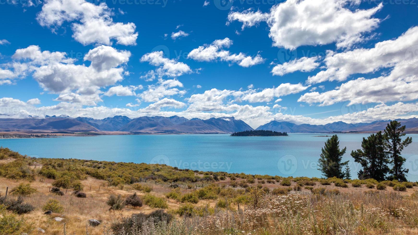 vista panorámica del colorido lago tekapo en nueva zelanda foto