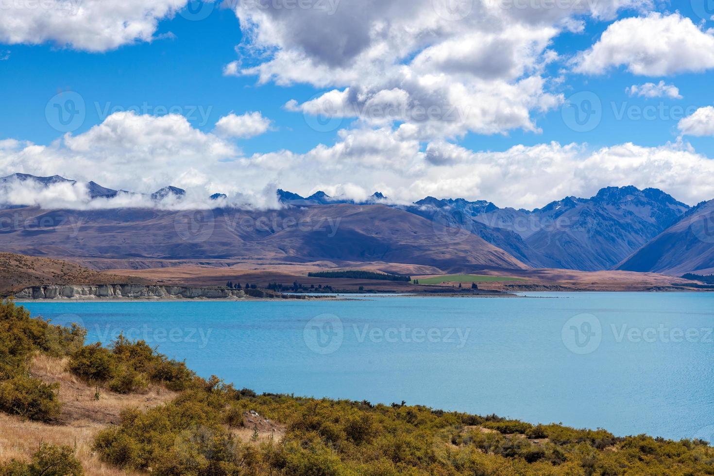 vista panorámica del colorido lago tekapo en nueva zelanda foto