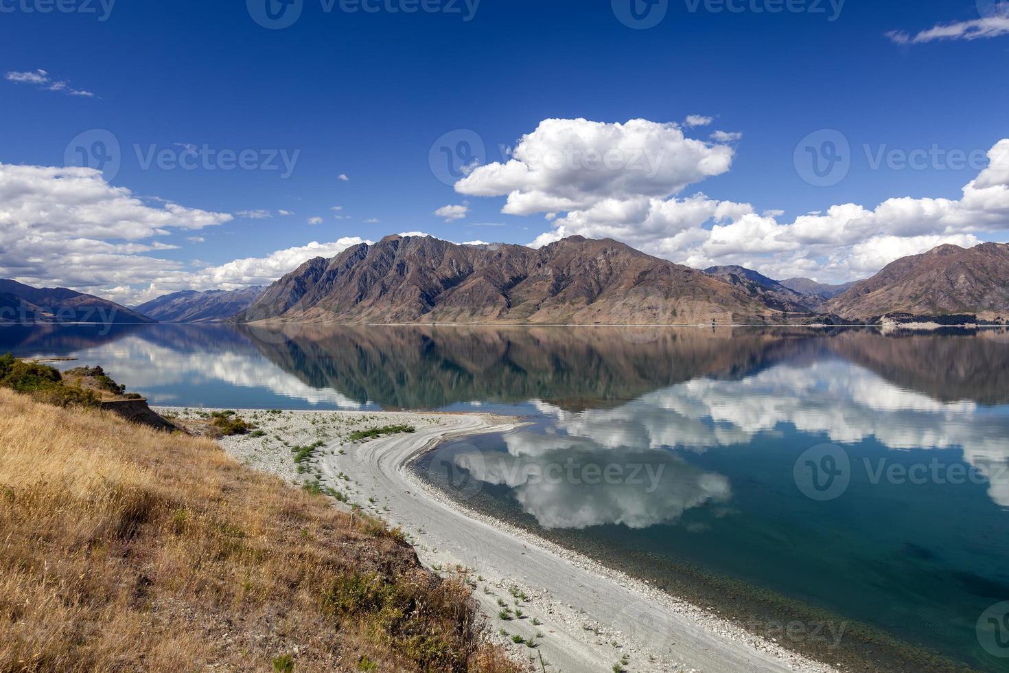 vista panorámica del lago hawea foto