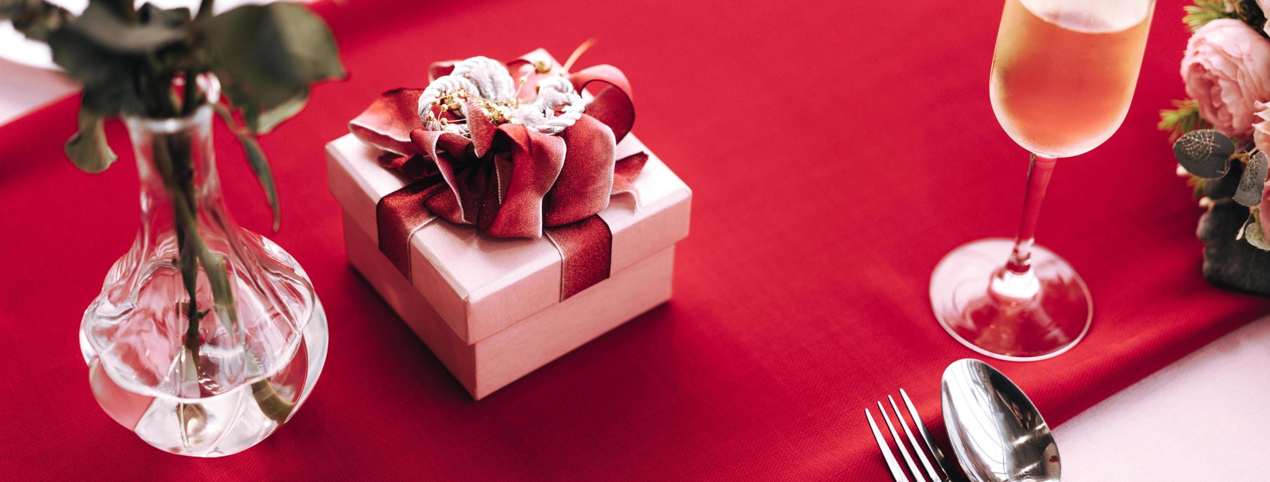mesa de restaurante de tema de amor festivo de san valentín para cena de pareja de amor con caja de regalo presente foto