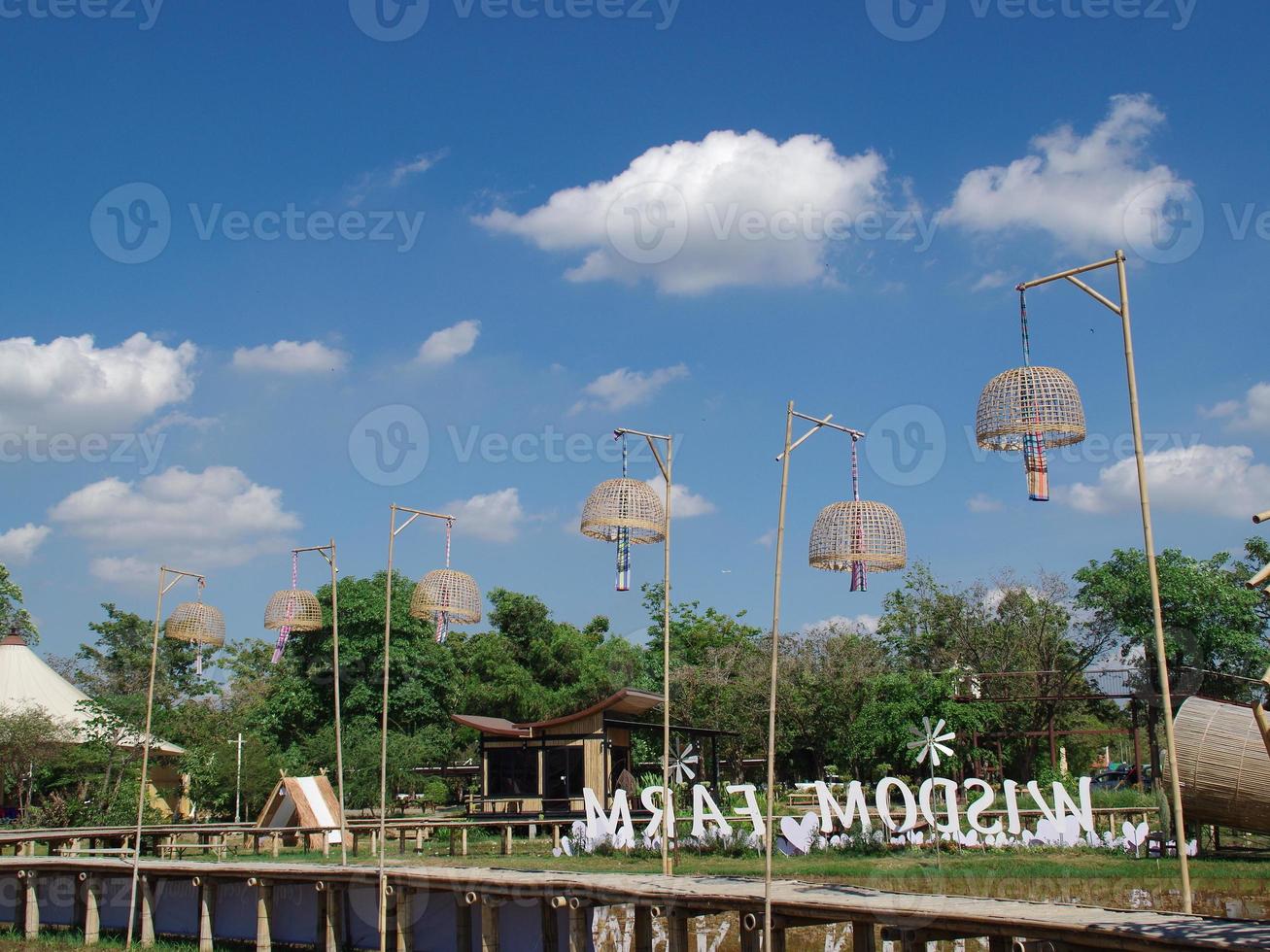 14 de febrero de 2020. pathumthani tailandia. nuevo hito de tailandia. puente de bambú, cielo en la granja orgánica en la oficina del museo de agricultura del jubileo de oro. granja de sabiduría en tailandia foto