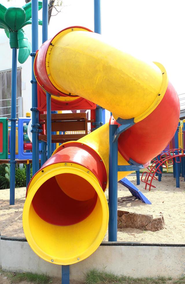 un colorido parque infantil en el área suburbana foto