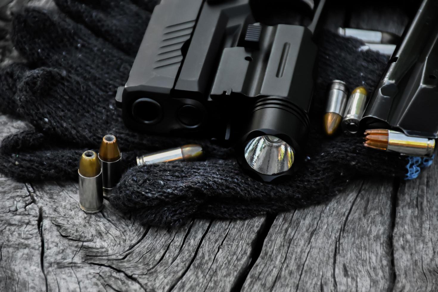 Pistola automática de 9 mm que agregó troch debajo del bozal sosteniendo en la mano, espacio de copia, enfoque suave y selectivo en la pistola. foto