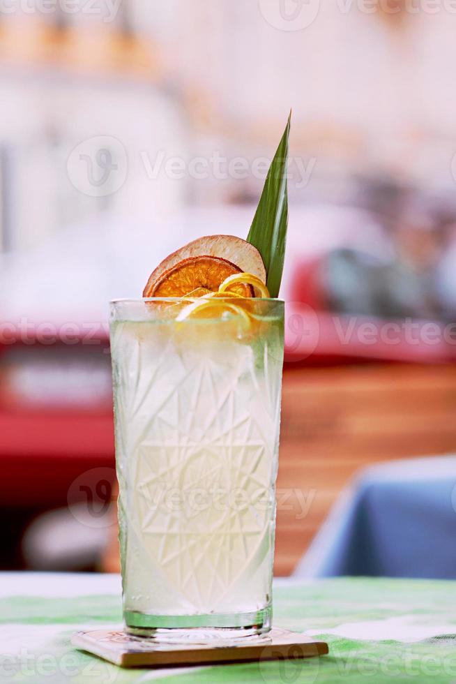 limonada sobre la mesa en la terraza del bar al aire libre en el centro foto