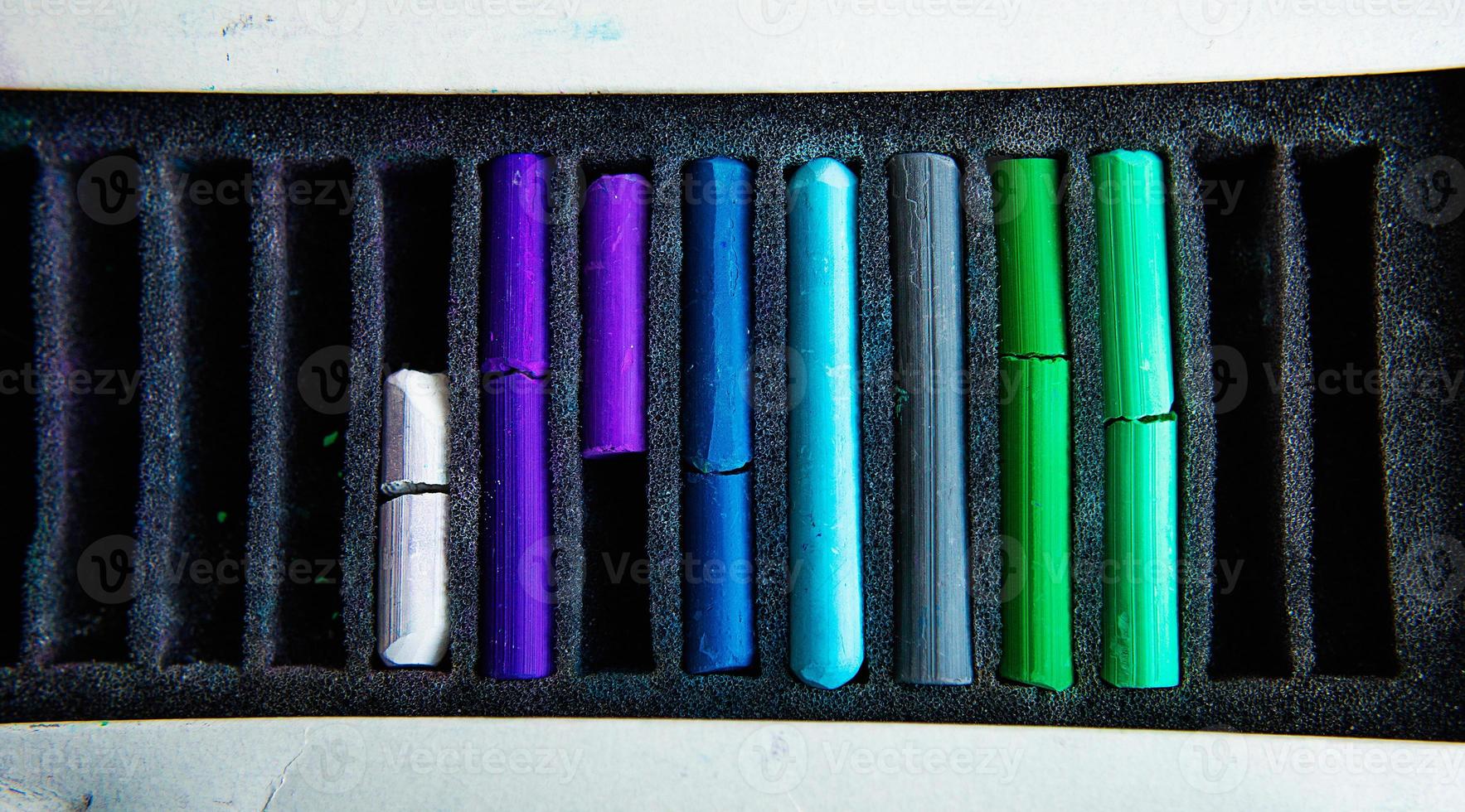 piezas de tizas pastel de colores en la caja foto