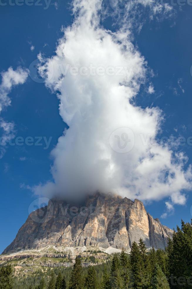 montañas en los dolomitas cerca de cortina d ampezzo foto