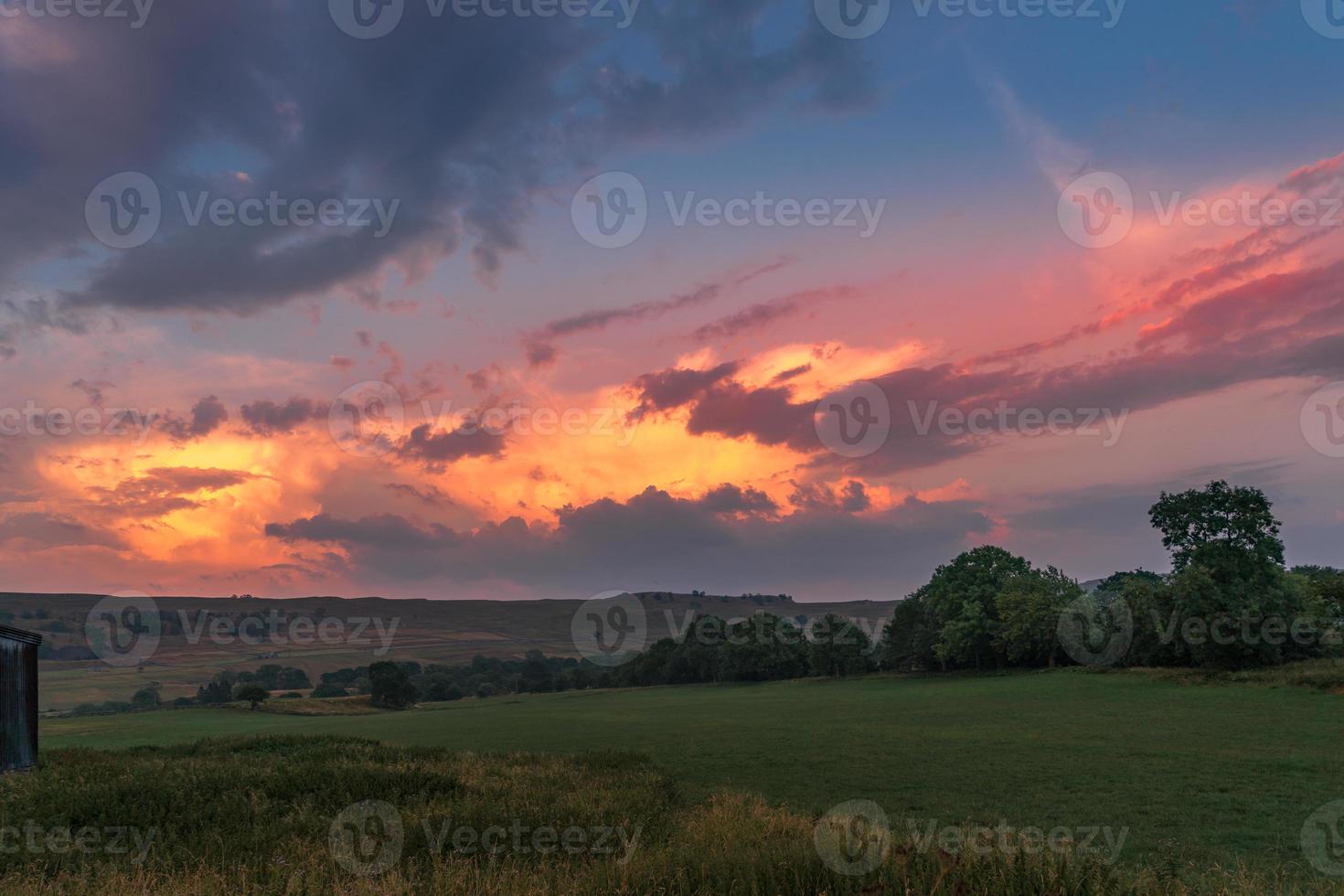 cielo al atardecer en el parque nacional yorkshire dales cerca de malham foto