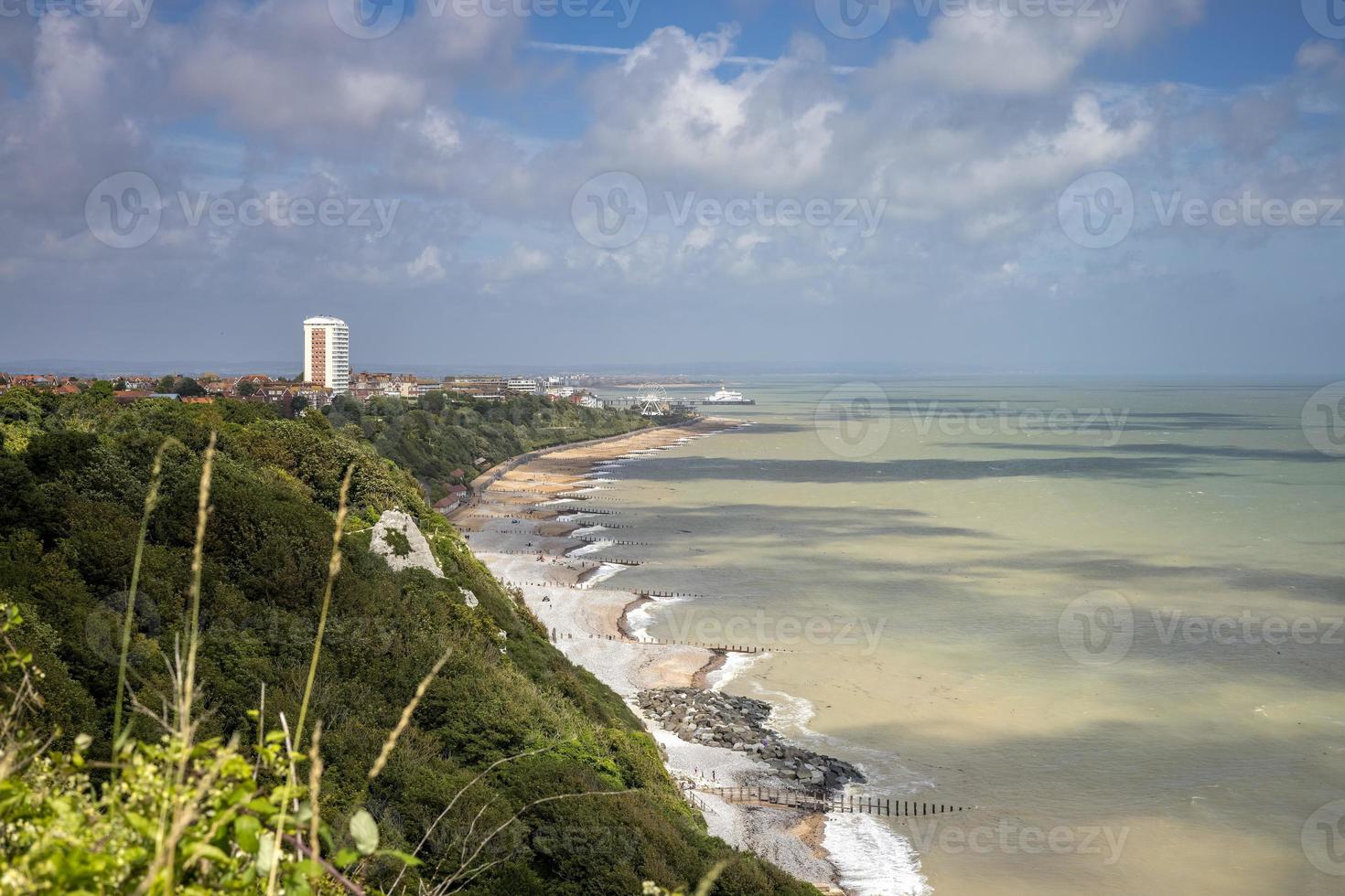 Vista lejana de Eastbourne en East Sussex desde South Downs foto