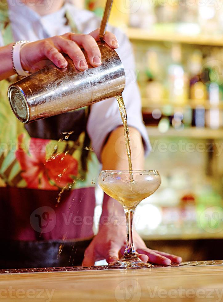manos de barman haciendo cóctel de alcohol foto