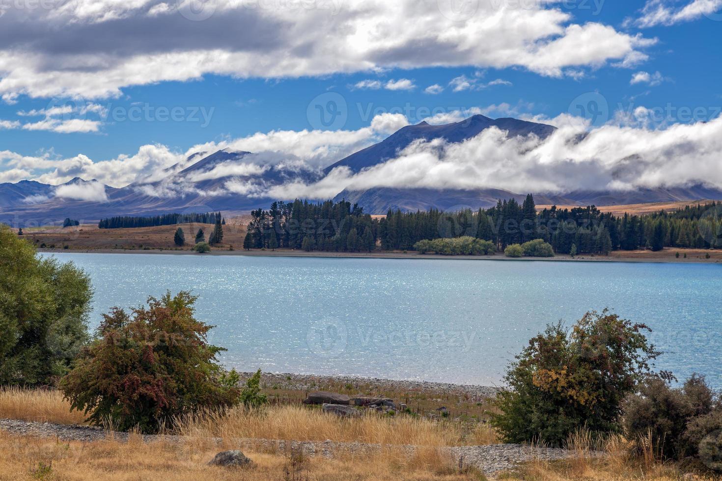 vista panorámica del lago tekapo en la isla sur de nueva zelanda foto