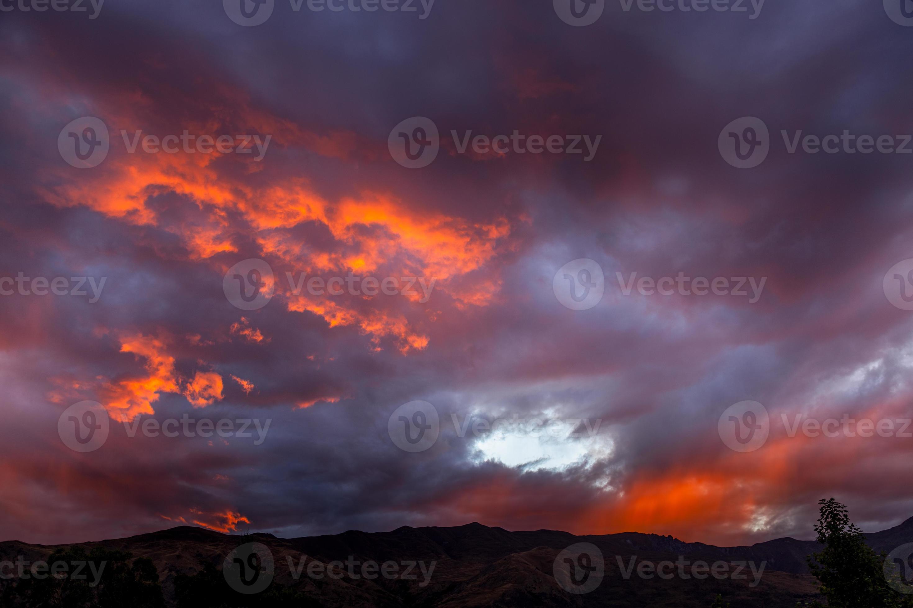 espectacular puesta de sol en wanaka en nueva zelanda foto