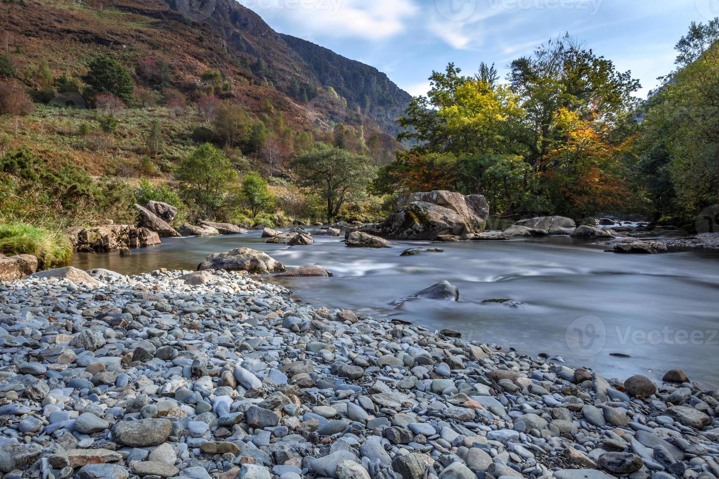 vista a lo largo del río glaslyn en otoño foto