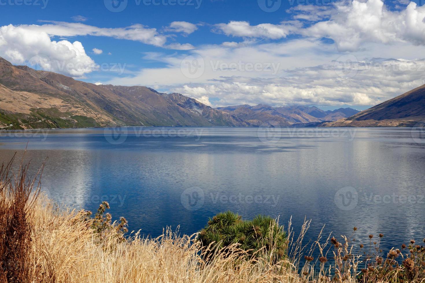 vista panorámica del lago wanaka en nueva zelanda foto