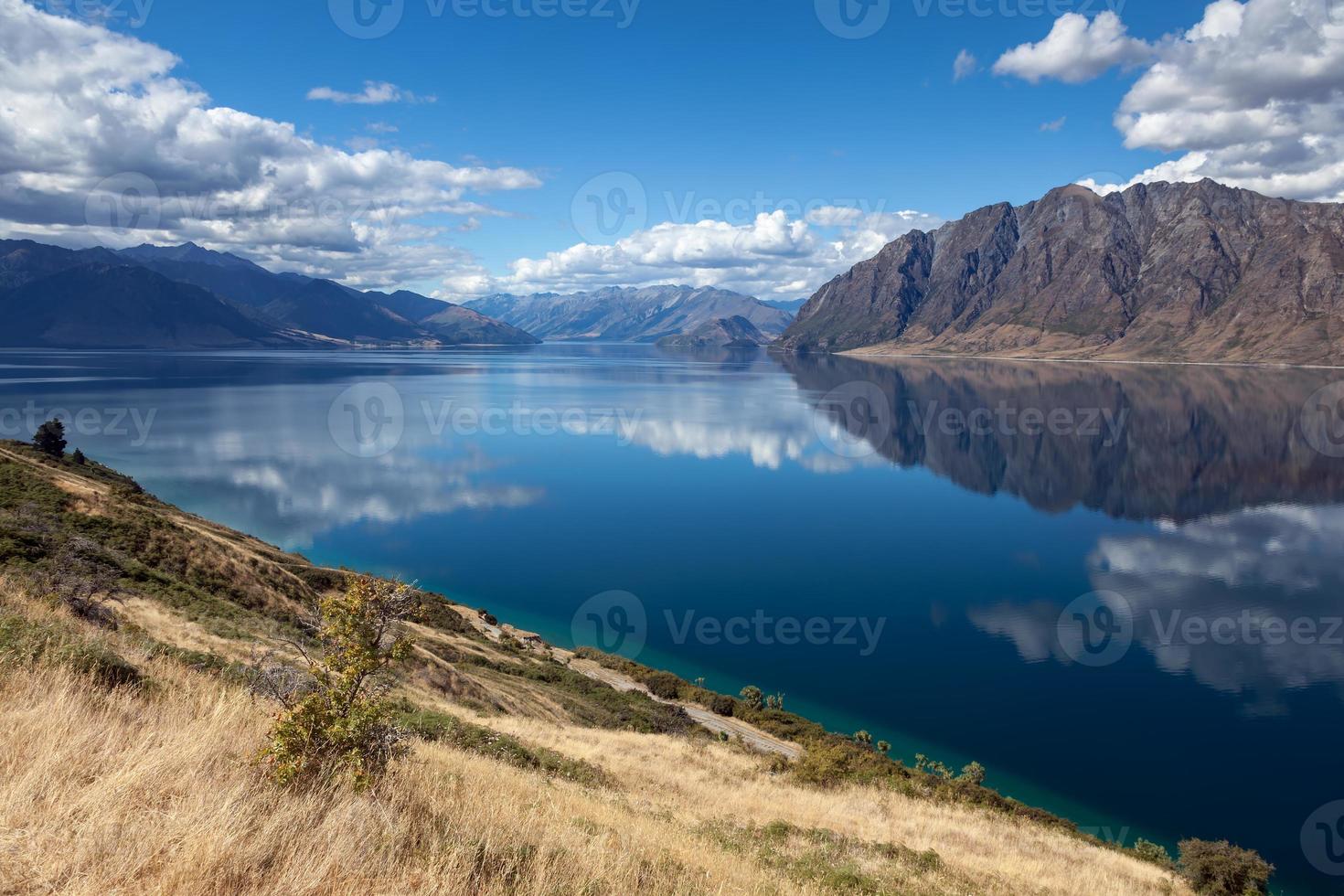 vista panorámica del lago hawea y montañas distantes foto