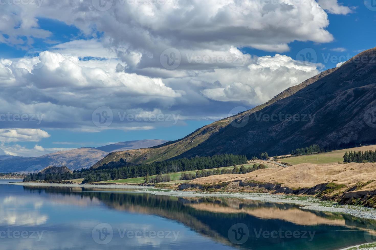 vista panorámica del lago hawea foto