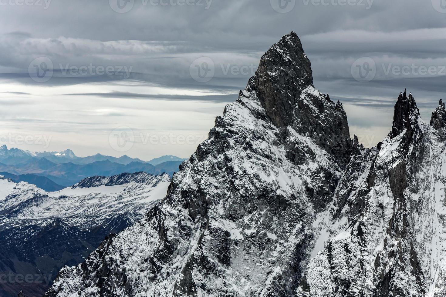 vista desde monte bianco o mont blanc en el valle d aosta italia foto