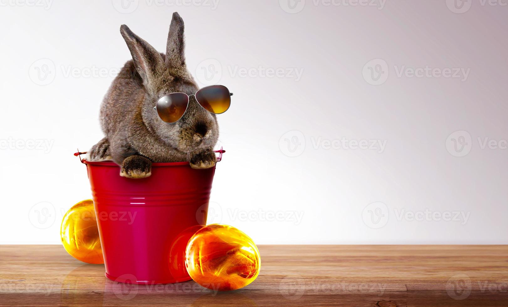 divertido conejito de pascua. feliz concepto de vacaciones de pascua. foto